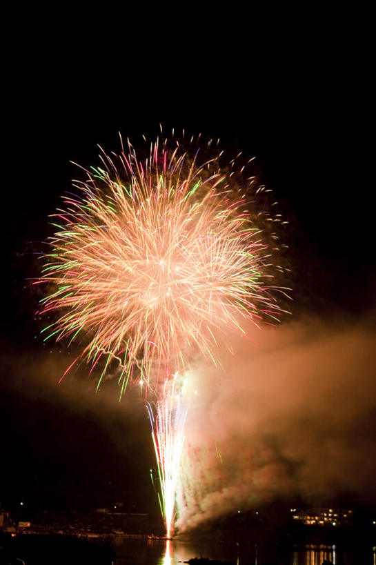 无人,竖图,彩色,室外,特写,夜晚,仰视,爆炸,烟火,日本,亚洲,许多,黑色背景,光线,光泽,光芒,辉煌,美丽,照射,扩散,黄色,焰火,灿烂,闪耀,闪烁,壮丽,礼花,照耀,五彩缤纷,光辉,东亚,烂漫,本州,本州岛,日本国,中部地方,山梨,山梨县,花炮,礼花炮,绚烂,毫光,闪动,闪灼,灿艳,绮丽,绚丽,烟花,彩图,低角度拍摄