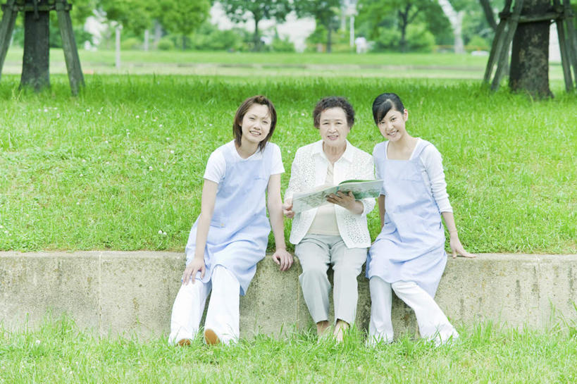 东方人,三个人,伙伴,朋友,病人,护士,坐,笑,微笑,横图,室外,白天,正面,友谊,植物,亚洲,服装,注视,休闲装,黄种人,树,树木,衣服,绿色,黑色,自然,观察,看,护工,休闲,温暖,温馨,休闲服,护理,服饰,生长,成长,观看,照顾,察看,白衣天使,关注,护理工,照看,护理员,友情,老年女性,年轻女性,女人,女性,亚洲人,长发,患者,就医者,坐着,彩图,全身,融洽,短发