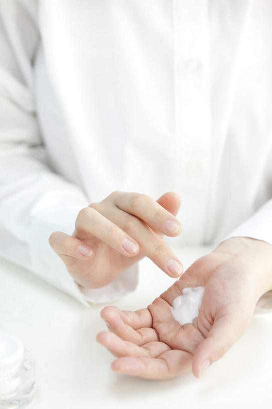 东方人,手,一个人,站,竖图,俯视,室内,特写,白天,衬衫,化妆,美容,亚洲,双手,仅一个年轻女性,仅一个女性,仅一个人,护肤,黄种人,白色,站着,保养,享受,休闲,手部,放松,保健,养颜,乳霜,年轻女性,女人,女性,亚洲人,站立,半身,彩图,高角度拍摄,衬衣