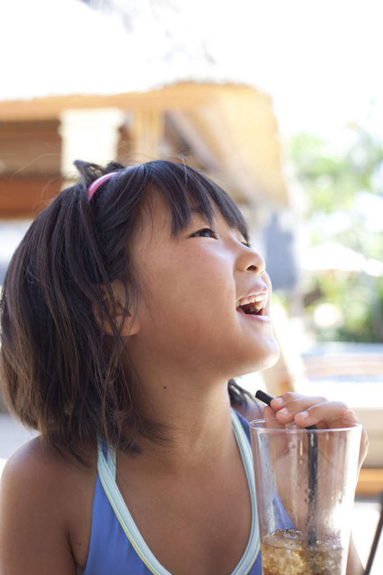 东方人,儿童,一个人,站,竖图,室外,白天,正面,纯洁,植物,杯子,亚洲,仅一个女性,仅一个人,阴影,光线,高脚杯,影子,红酒杯,注视,黄种人,发带,玻璃制品,树,树木,饮料,小孩,绿色,黑色,阳光,自然,酒杯,观察,看,站着,仅一个小孩,可爱,童年,童趣,生长,成长,观看,察看,关注,童真,烂漫,无邪,天真,女孩,女人,女性,亚洲人,孩子,玻璃杯,站立,半身,彩图,短发,女生