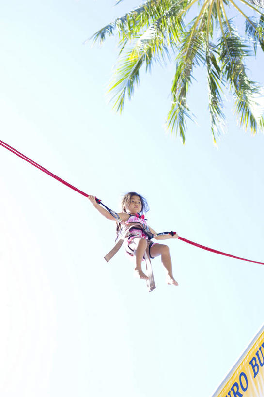 东方人,儿童,一个人,游乐园,竖图,室外,白天,仰视,游戏,纯洁,植物,游乐场,亚洲,仅一个女性,仅一个人,握,阴影,服装,光线,影子,半空,玩,休闲装,黄种人,娱乐,树,树木,小孩,衣服,蓝色,绿色,蓝天,天空,阳光,自然,天,仅一个小孩,休闲,休闲服,可爱,童年,童趣,握着,服饰,游乐设施,生长,成长,活动,发泄,消遣,智力,蹦极,童真,烂漫,无邪,宣泄,乐园,游艺设施,天真,女孩,女人,女性,亚洲人,孩子,玩耍,嬉戏,彩图,低角度拍摄,全身,女生