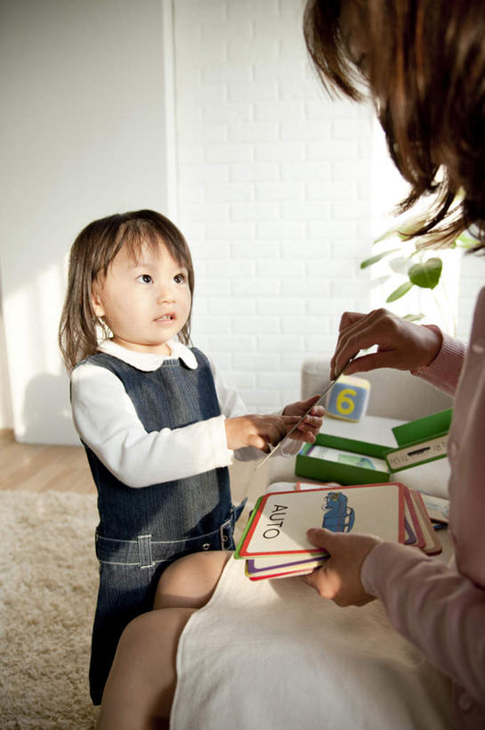 东方人,儿童,两个人,家庭,母亲,女儿,客厅,站,坐,竖图,室内,白天,侧面,游戏,纯洁,地板,地毯,沙发,玩具,亚洲,服装,墙,收纳盒,地面,玩,注视,休闲装,黄种人,娱乐,木地板,墙壁,墙面,小孩,衣服,卡片,观察,看,站着,休闲,温暖,温馨,母女,一家人,休闲服,可爱,母爱,童年,童趣,益智,服饰,观看,活动,和睦,察看,起居室,发泄,关注,消遣,智力,布艺沙发,童真,烂漫,无邪,宣泄,天真,年轻女性,女孩,女人,女性,亚洲人,孩子,年轻人,玩耍,嬉戏,站立,坐着,半身,彩图,融洽,女生