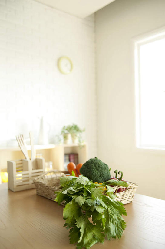 无人,竖图,俯视,室内,白天,餐桌,厨房,窗户,桌子,萝卜,胡萝卜,蔬菜,餐具,托盘,许多,朦胧,模糊,新鲜,时间,刀叉,时钟,墙,花菜,花椰菜,西兰花,食品,收纳盒,计时,玻璃窗,墙壁,墙面,食物,钟表,表,有机食品,绿色食品,餐台,进餐用具,烹调用具,钟,红萝卜,甘荀,彩图,高角度拍摄,灶间