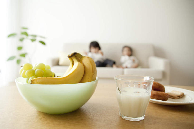 点心,东方人,儿童,两个人,伙伴,朋友,客厅,横图,室内,特写,白天,正面,友谊,纯洁,植物,餐桌,沙发,葡萄,香蕉,杯子,餐具,水果,亚洲,阴影,朦胧,模糊,新鲜,反射,碟子,盘,盆栽,影子,生食,食品,甜点,甜品,果实,盆景,注视,黄种人,食物,糕点,饮料,小孩,绿色,自然,盘子,水杯,水果盆,碟,甜食,观察,看,可爱,童年,童趣,有机食品,绿色食品,生长,成长,观看,察看,起居室,关注,布艺沙发,童真,烂漫,无邪,天真,友情,男孩,男人,男性,女孩,女人,女性,亚洲人,茶杯,山葫芦,蒲桃,甘蕉,草龙珠,彩图,全身,男生,女生