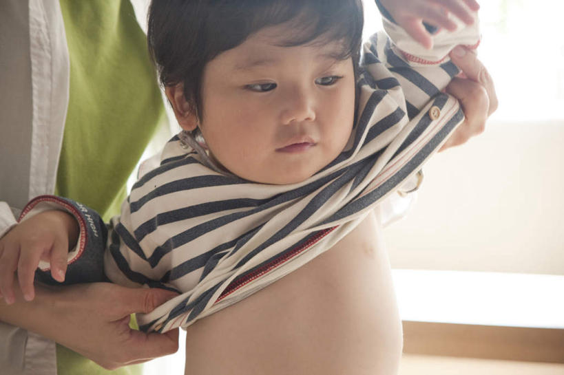 东方人,儿童,两个人,家庭,母亲,儿子,客厅,站,横图,室内,白天,正面,纯洁,窗户,亚洲,服装,朦胧,模糊,注视,休闲装,黄种人,穿,玻璃窗,小孩,衣服,观察,看,脱,站着,休闲,温暖,温馨,母子,一家人,休闲服,可爱,母爱,童年,童趣,服饰,观看,和睦,察看,起居室,关注,童真,烂漫,无邪,天真,男孩,年轻女性,女人,女性,亚洲人,孩子,年轻人,站立,半身,彩图,融洽,男生