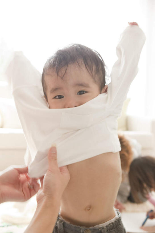 东方人,儿童,两个人,家庭,父亲,儿子,客厅,站,竖图,室内,白天,正面,纯洁,靠垫,沙发,亚洲,服装,笔,蜡笔,办公用品,靠枕,注视,休闲装,黄种人,文具,小孩,衣服,学习用品,垫子,枕头,观察,看,脱,站着,休闲,温暖,温馨,父子,一家人,休闲服,父爱,可爱,童年,童趣,伸手,服饰,观看,文具用品,和睦,察看,起居室,关注,布艺沙发,童真,烂漫,无邪,素描簿,天真,男孩,男人,男性,年轻男性,亚洲人,孩子,年轻人,站立,半身,彩图,融洽,男生