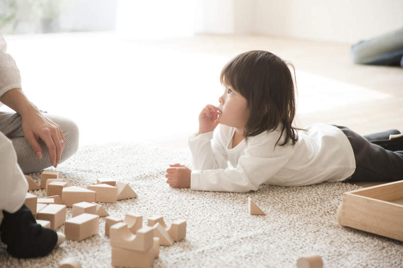 东方人,儿童,两个人,家庭,母亲,女儿,客厅,坐,盘腿,横图,俯视,室内,白天,游戏,纯洁,智慧,地毯,玩具,亚洲,收纳盒,玩,注视,黄种人,娱乐,小孩,观察,看,趴着,休闲,温暖,温馨,母女,一家人,积木,可爱,母爱,童年,童趣,益智,观看,活动,和睦,察看,起居室,思维,发泄,关注,消遣,智力,想象,童真,烂漫,无邪,亲子活动,宣泄,天真,男孩,年轻女性,女孩,女人,女性,亚洲人,孩子,年轻人,趴,盘腿而坐,盘膝,盘着腿的,盘着腿坐,双腿交叉,玩耍,嬉戏,坐着,半身,彩图,高角度拍摄,融洽,女生