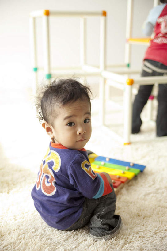 东方人,儿童,背部,两个人,客厅,站,蹲,竖图,室内,白天,正面,游戏,纯洁,地毯,玩具,亚洲,服装,朦胧,模糊,装饰,编织,木制,手工艺品,乐器,织物,玩,注视,休闲装,黄种人,娱乐,小孩,衣服,紫色,木制品,工艺品,观察,看,站着,休闲,休闲服,可爱,童年,童趣,益智,服饰,观看,打击乐,活动,华丽,修饰,打击乐器,点缀,察看,起居室,木琴,发泄,关注,消遣,智力,童真,烂漫,无邪,宣泄,衬托,美观,雅致,雅观,巴拉风,天真,男孩,男人,男性,女孩,女人,女性,亚洲人,蹲着,玩耍,嬉戏,站立,半身,彩图,男生,女生