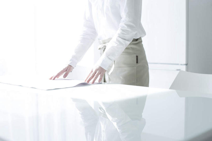 东方人,一个人,家庭主妇,餐厅,站,横图,室内,白天,正面,餐桌,椅子,亚洲,仅一个年轻女性,仅一个女性,仅一个人,阴影,服装,反射,电器,围裙,影子,冰箱,木椅,休闲装,黄种人,冷冻,冷柜,衣服,白色,灰色,冷藏柜,站着,休闲,休闲服,服饰,餐布,冷藏,储藏,家电,家用电器,保鲜,年轻女性,女人,女性,亚洲人,主妇,站立,半身,彩图