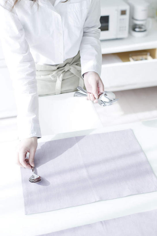 东方人,一个人,家庭主妇,站,竖图,俯视,室内,特写,白天,烹饪,餐桌,厨房,厨具,亚洲,仅一个年轻女性,仅一个女性,仅一个人,阴影,服装,反射,电器,围裙,影子,勺子,茶几,休闲装,黄种人,衣服,白色,灰色,调羹,汤匙,站着,休闲,休闲服,服饰,餐布,摆放,微波炉,家电,家用电器,微波,炊具,烹饪用具,年轻女性,女人,女性,亚洲人,烹调用具,主妇,烹调,站立,半身,彩图,高角度拍摄,灶间,小家电