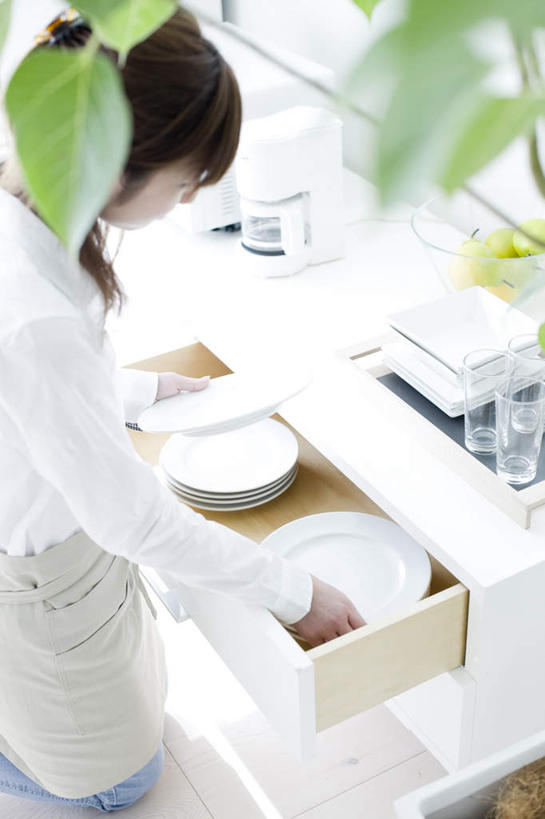 东方人,一个人,家庭主妇,竖图,俯视,室内,白天,厨房,梨,杯子,餐具,抽屉,托盘,亚洲,仅一个年轻女性,仅一个女性,仅一个人,一堆,服装,瓷砖,地砖,碟子,盘,围裙,地面,注视,休闲装,黄种人,三个,衣服,白色,灰色,盘子,水杯,水果盆,碟,观察,看,休闲,休闲服,香梨,服饰,观看,察看,咖啡机,关注,年轻女性,女人,女性,亚洲人,茶杯,生梨,主妇,半身,彩图,高角度拍摄,灶间