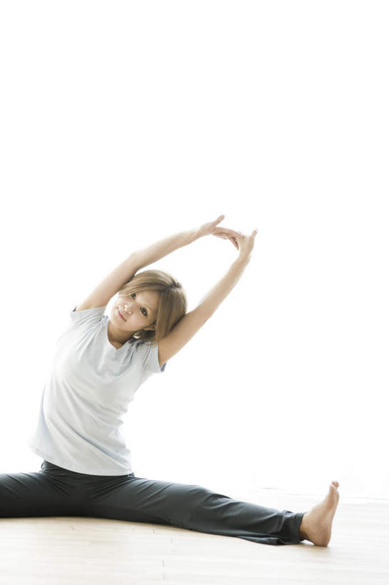 东方人,一个人,竖图,室内,特写,白天,正面,地板,亚洲,仅一个年轻女性,仅一个女性,仅一个人,服装,地面,注视,休闲装,黄种人,木地板,衣服,观察,看,休闲,休闲服,劈叉,伸手,服饰,观看,察看,关注,年轻女性,女人,女性,亚洲人,半身,彩图