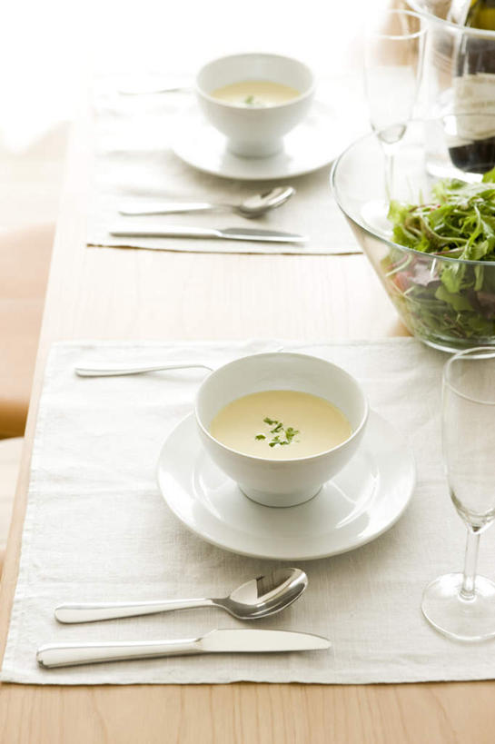 无人,竖图,俯视,室内,特写,白天,幸福,餐桌,茶,蔬菜,杯子,餐具,水果,叶子,装饰,布料,叉子,瓷器,高脚杯,勺子,蔬菜沙拉,沙拉,茶叶,绿叶,咖啡杯,陶瓷制品,布纹,娱乐,色拉,沙律,玻璃制品,桌布,两个,餐巾,酒杯,水果盆,调羹,台布,汤匙,享受,休闲,温馨,嫩叶,放松,乐趣,有机食品,绿色食品,色拉酱,华丽,修饰,点缀,提神,舒适,餐刀,千岛酱,瓷杯,醒脑,餐垫,香槟杯,餐叉,两副,衬托,美观,雅致,雅观,叶,叶片,玻璃杯,进餐用具,彩图,高角度拍摄