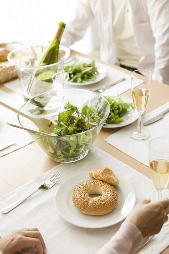 点心,东方人,两个人,夫妻,客厅,竖图,俯视,室内,特写,白天,爱情,蔬菜,杯子,餐具,亚洲,握,服装,新鲜,叉子,碟子,高脚杯,木勺,盘,食品,甜点,甜品,浪漫,拿,拿着,休闲装,黄种人,玻璃制品,食物,糕点,衣服,盘子,酒杯,碟,甜食,休闲,休闲服,恩爱,握着,恋人,服饰,有机食品,绿色食品,起居室,餐刀,香槟杯,男人,男性,年轻男性,年轻女性,女人,女性,亚洲人,夫妇,情侣,玻璃杯,进餐用具,烹调用具,半身,彩图,高角度拍摄,伴侣