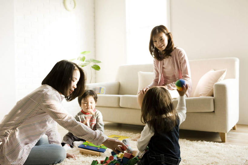 东方人,儿童,背部,四个人,客厅,横图,室内,白天,正面,游戏,纯洁,植物,窗户,地板,地毯,靠垫,沙发,玩具,亚洲,服装,朦胧,模糊,装饰,时间,编织,盆栽,时钟,手工艺品,墙,靠枕,盆景,织物,地面,玩,计时,注视,休闲装,黄种人,娱乐,木地板,玻璃窗,墙壁,墙面,球,小孩,衣服,绿色,自然,工艺品,垫子,挂钟,枕头,钟表,观察,看,休闲,休闲服,表,可爱,童年,童趣,益智,服饰,生长,成长,观看,打击乐,活动,华丽,修饰,点缀,察看,起居室,发泄,关注,消遣,智力,布艺沙发,童真,烂漫,无邪,宣泄,衬托,美观,雅致,雅观,天真,女孩,女人,女性,亚洲人,钟,玩耍,嬉戏,半身,彩图,女生