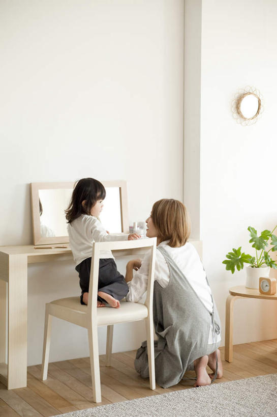 东方人,儿童,家庭,母亲,女儿,儿子,坐,蹲,竖图,室内,白天,化妆,美容,纯洁,植物,地板,地毯,镜子,卧室,椅子,闹钟,亚洲,服装,装饰,时间,编织,反射,盆栽,时钟,手工艺品,木椅,盆景,织物,地面,计时,注视,休闲装,黄种人,木地板,小孩,背面,衣服,绿色,自然,边桌,化妆镜,化妆品,工艺品,钟表,观察,看,休闲,温暖,温馨,母女,母子,一家人,休闲服,表,可爱,母爱,童年,童趣,服饰,生长,成长,化妆台,观看,华丽,修饰,点缀,镜像,和睦,察看,镜面,关注,童真,烂漫,无邪,光学,衬托,美观,雅致,雅观,天真,男孩,男人,男性,年轻女性,女孩,女人,女性,亚洲人,孩子,年轻人,钟,蹲着,坐着,彩图,全身,睡房,卧房,融洽,男生,女生