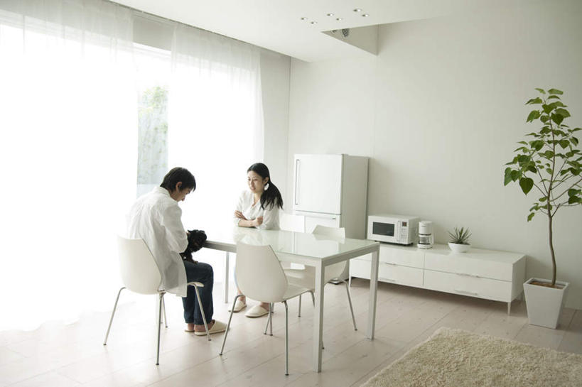 东方人,背部,两个人,夫妻,客厅,坐,抱,笑,微笑,露齿笑,横图,室内,白天,正面,爱情,笔记本电脑,植物,餐桌,窗户,地板,地毯,桌子,宠物,狗,水果,椅子,亚洲,握,阴影,服装,朦胧,模糊,新鲜,装饰,编织,反射,电器,盆栽,影子,手工艺品,冰箱,木椅,墙,生食,食品,果实,盆景,织物,地面,储物柜,浪漫,拿,拿着,注视,休闲装,黄种人,冷冻,冷柜,木地板,玻璃窗,相视,墙壁,墙面,食物,一只,衣服,绿色,黑色,自然,动物,水果盆,工艺品,冷藏柜,观察,看,四个,休闲,面对面,休闲服,恩爱,可爱,握着,恋人,服饰,有机食品,绿色食品,生长,冷藏,成长,餐台,抱着,观看,储藏,对视,华丽,修饰,微波炉,点缀,察看,起居室,家电,家用电器,搂着,咖啡机,关注,相对,忠诚,相看,衬托,美观,雅致,雅观,保鲜,男人,男性,女人,女性,中年男性,中年女性,亚洲人,夫妇,情侣,犬,怀抱,搂,搂抱,相抱,拥抱,坐着,彩图,全身,伴侣