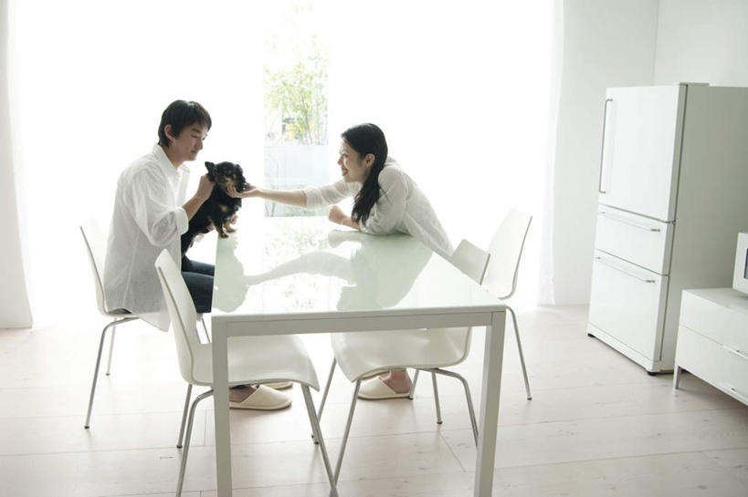 东方人,两个人,夫妻,客厅,坐,抱,笑,摸,微笑,露齿笑,横图,室内,白天,侧面,爱情,笔记本电脑,餐桌,窗户,地板,桌子,宠物,狗,水果,椅子,亚洲,抚摸,握,阴影,服装,朦胧,模糊,新鲜,反射,电器,影子,冰箱,木椅,墙,生食,食品,果实,地面,储物柜,浪漫,拿,拿着,注视,休闲装,黄种人,冷冻,冷柜,木地板,玻璃窗,相视,墙壁,墙面,食物,一只,衣服,黑色,动物,水果盆,冷藏柜,观察,看,四个,休闲,面对面,休闲服,恩爱,可爱,握着,恋人,服饰,有机食品,绿色食品,冷藏,餐台,抱着,观看,储藏,对视,微波炉,察看,起居室,家电,家用电器,搂着,关注,相对,忠诚,相看,保鲜,男人,男性,女人,女性,中年男性,中年女性,亚洲人,夫妇,情侣,犬,触摸,怀抱,接触,搂,搂抱,相抱,拥抱,坐着,彩图,全身,伴侣