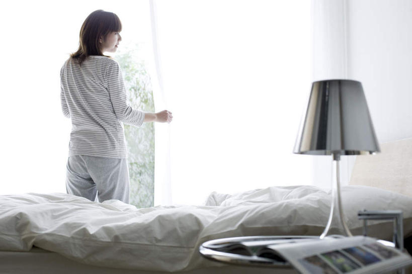 东方人,一个人,站,拉,横图,室内,白天,阅读,窗户,窗帘,床,卧室,杂志,照明,亚洲,仅一个年轻女性,仅一个女性,仅一个人,学习,服装,灯光,床单,注视,休闲装,黄种人,被子,玻璃窗,灯,背面,衣服,边桌,灯具,观察,看,站着,休闲,休闲服,读书,浏览,服饰,单人床,观看,照亮,察看,被单,照明设备,关注,床头灯,年轻女性,女人,女性,亚洲人,站立,半身,彩图,睡房,卧房