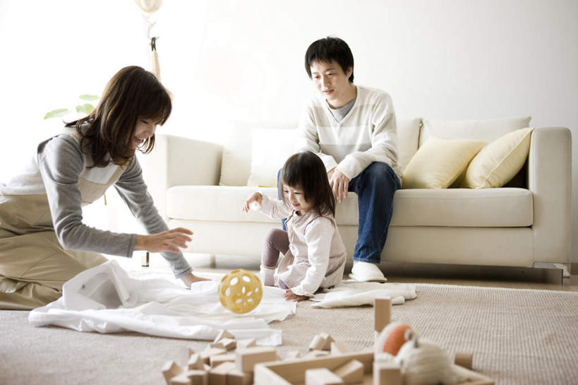 东方人,儿童,三个人,家庭,夫妻,母亲,父亲,女儿,客厅,坐,蹲,横图,室内,白天,正面,衬衫,爱情,游戏,纯洁,地板,地毯,靠垫,沙发,玩具,亚洲,阴影,服装,装饰,编织,反射,影子,手工艺品,靠枕,收纳盒,织物,地面,浪漫,玩,注视,休闲装,黄种人,娱乐,木地板,球,小孩,衣服,工艺品,垫子,枕头,低头,观察,看,休闲,温暖,温馨,父女,母女,三口之家,一家人,休闲服,积木,恩爱,父爱,可爱,母爱,童年,童趣,益智,伸手,恋人,服饰,观看,活动,华丽,修饰,点缀,和睦,察看,起居室,发泄,关注,消遣,智力,布艺沙发,童真,烂漫,无邪,宣泄,衬托,美观,雅致,雅观,天真,男人,男性,年轻男性,年轻女性,女孩,女人,女性,亚洲人,孩子,年轻人,夫妇,情侣,蹲着,玩耍,嬉戏,坐着,彩图,全身,衬衣,伴侣,融洽,女生