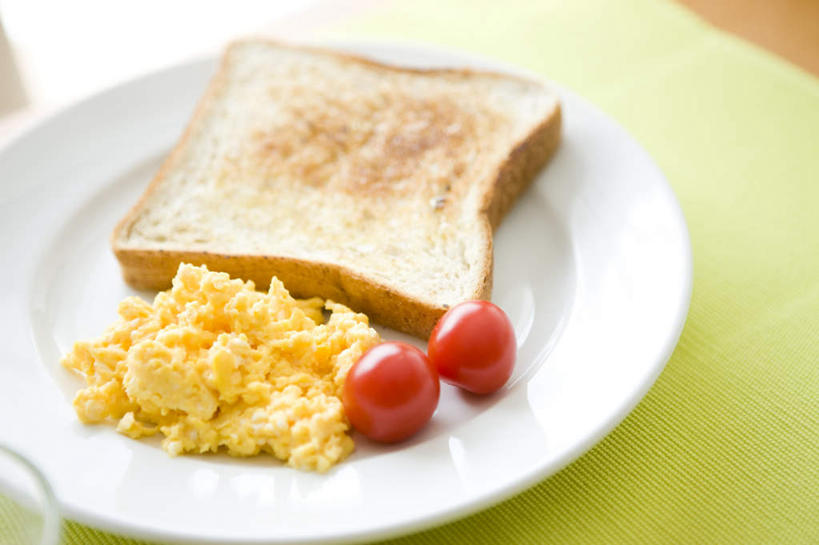 点心,面包,无人,客厅,横图,俯视,室内,特写,白天,餐桌,蔬菜,西红柿,杯子,餐具,一块,新鲜,碟子,盘,蛋,鸡蛋,食品,面点,炒蛋,玻璃制品,食物,糕点,两个,黄色,盘子,水杯,碟,有机食品,绿色食品,起居室,餐垫,卵,玻璃杯,樱桃番茄,圣女果,番茄,彩图,高角度拍摄