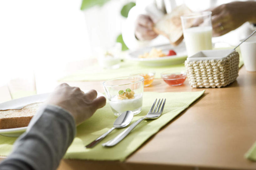 点心,面包,东方人,两个人,夫妻,客厅,坐,横图,室内,特写,白天,仰视,爱情,植物,餐桌,蔬菜,西红柿,杯子,亚洲,握,服装,朦胧,模糊,新鲜,叉子,盆栽,勺子,调料,食品,面点,盆景,调味品,浪漫,拿,调味料,拿着,休闲装,黄种人,调味盒,玻璃制品,装饰品,食物,糕点,衣服,绿色,自然,戒指,饰品,首饰,水杯,调羹,汤匙,休闲,休闲服,恩爱,握着,恋人,服饰,有机食品,绿色食品,生长,成长,信物,起居室,权利,手饰,男人,男性,女人,女性,中年男性,中年女性,亚洲人,夫妇,情侣,玻璃杯,樱桃番茄,圣女果,番茄,坐着,半身,彩图,低角度拍摄,伴侣