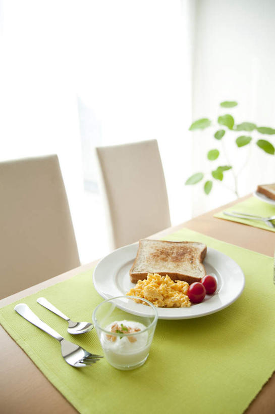 点心,面包,无人,客厅,竖图,俯视,室内,特写,白天,植物,餐桌,窗户,蔬菜,西红柿,餐具,椅子,朦胧,模糊,新鲜,叉子,碟子,盘,盆栽,勺子,木椅,食品,面点,盆景,炒蛋,玻璃窗,食物,糕点,两个,绿色,自然,盘子,调羹,碟,汤匙,有机食品,绿色食品,生长,成长,起居室,餐垫,樱桃番茄,圣女果,番茄,彩图,高角度拍摄