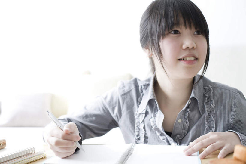 东方人,一个人,客厅,坐,笑,微笑,露齿笑,横图,室内,白天,正面,靠垫,沙发,亚洲,仅一个年轻女性,仅一个女性,仅一个人,握,阴影,服装,反射,笔,影子,办公用品,记事本,靠枕,拿,拿着,注视,休闲装,黄种人,文具,衣服,本子,笔记本,学习用品,垫子,枕头,观察,看,休闲,休闲服,握着,服饰,观看,文具用品,察看,起居室,关注,眼镜盒,布艺沙发,年轻女性,女人,女性,亚洲人,坐着,半身,彩图