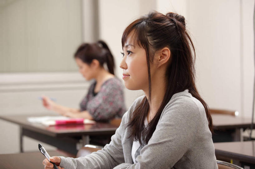 东方人,头发,一个人,学校,坐,横图,室内,白天,正面,窗户,亚洲,仅一个年轻女性,仅一个女性,仅一个人,握,学习,服装,朦胧,模糊,笔,办公用品,记事本,拿,拿着,注视,休闲装,黄种人,校园,玻璃窗,文具,衣服,白纸,本子,笔记本,学习用品,观察,看,休闲,教室,休闲服,握着,服饰,观看,文具用品,察看,知识,课堂,关注,笔盒,年轻女性,女人,女性,亚洲人,长发,坐着,半身,彩图