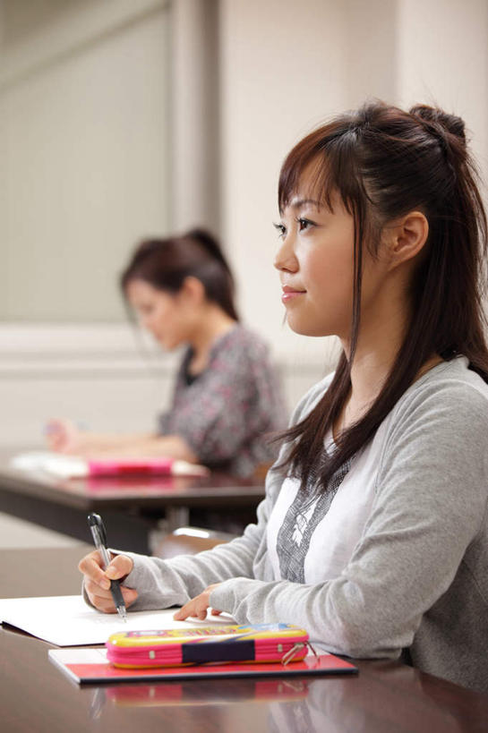 东方人,头发,一个人,学校,坐,竖图,室内,白天,侧面,窗户,亚洲,仅一个年轻女性,仅一个女性,仅一个人,握,学习,服装,朦胧,模糊,笔,办公用品,记事本,拿,拿着,注视,休闲装,黄种人,校园,玻璃窗,文具,衣服,白纸,本子,笔记本,学习用品,观察,看,休闲,教室,休闲服,握着,服饰,观看,文具用品,察看,知识,课堂,关注,笔盒,年轻女性,女人,女性,亚洲人,长发,坐着,半身,彩图