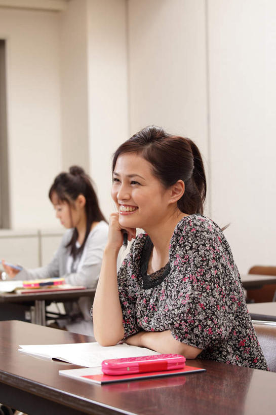 东方人,头发,两个人,伙伴,朋友,学校,坐,竖图,室内,白天,正面,友谊,窗户,亚洲,撑,握,学习,服装,朦胧,模糊,笔,办公用品,记事本,拿,拿着,托腮,注视,休闲装,黄种人,校园,玻璃窗,文具,衣服,白纸,本子,笔记本,学习用品,观察,看,托,休闲,教室,同学,休闲服,握着,服饰,观看,文具用品,察看,知识,课堂,校友,关注,托下巴,笔盒,同窗,学友,友情,年轻女性,女人,女性,亚洲人,长发,坐着,半身,彩图