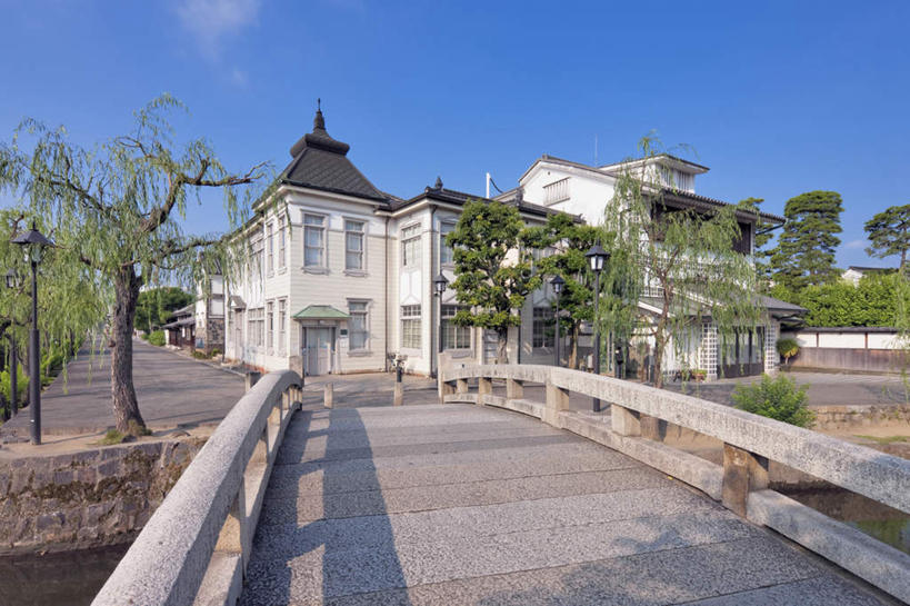 无人,家,横图,室外,白天,正面,度假,湖,湖泊,石头,美景,森林,树林,水,植物,城市风光,城市,道路,路,柳树,照明,日本,亚洲,阴影,反射,石子,影子,房屋,屋子,湖面,景观,水流,水面,云,云朵,公寓,天桥,小路,桥,灯光,交通,云彩,娱乐,洋房,楼房,住宅,灯,树,树木,蓝色,绿色,白云,蓝天,天空,自然,灯具,落地灯,湖水,天,享受,休闲,景色,放松,生长,晴朗,成长,人行桥,照亮,照明设备,东亚,本州,本州岛,日本国,中国地方,冈山,冈山县,仓敷市,石块,晴空,彩图,房子