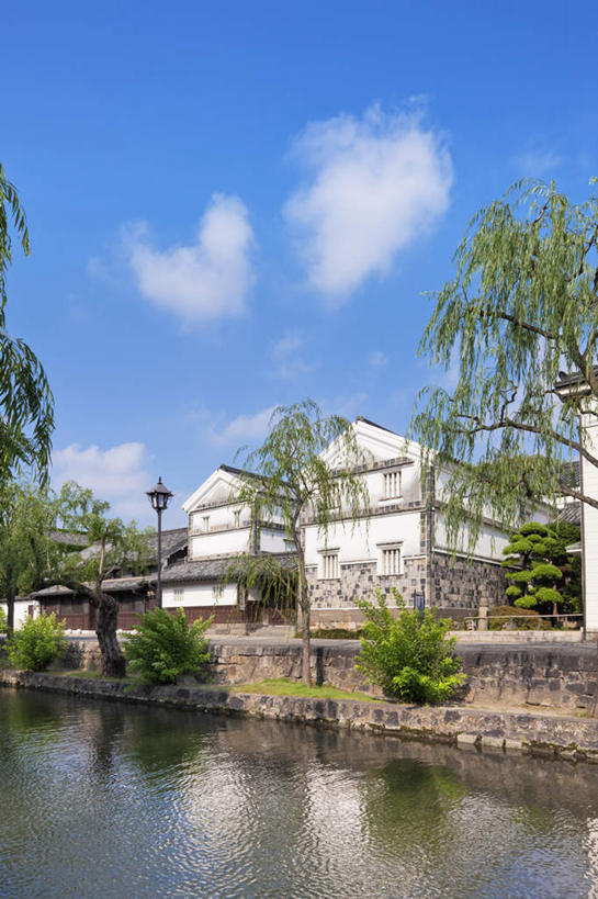 无人,家,竖图,室外,白天,正面,度假,河流,美景,树林,水,植物,城市风光,城市,道路,路,柳树,照明,日本,亚洲,阴影,波纹,朦胧,模糊,反射,影子,房屋,屋子,河水,景观,水流,云,云朵,公寓,小路,灯光,交通,涟漪,云彩,娱乐,洋房,楼房,住宅,灯,树,树木,蓝色,绿色,白云,倒影,蓝天,水纹,天空,自然,灯具,落地灯,波浪,天,享受,休闲,景色,放松,生长,晴朗,成长,照亮,倒映,照明设备,东亚,本州,本州岛,日本国,水晕,中国地方,冈山,冈山县,仓敷,反照,晴空,彩图,房子