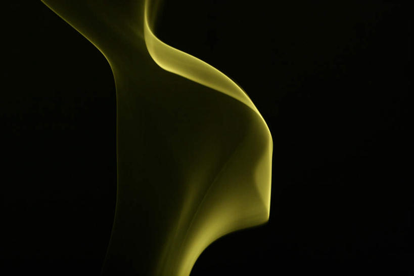 无人,横图,室内,特写,白天,正面,一条,黑色背景,弯曲,飘扬,透明,光线,光泽,烟雾,光芒,辉煌,飞舞,黄色,健康,烟,摄影,活泼,影棚,飘逸,希望,暖色,杂乱,光辉,光明,毫光,功名,轻快,彩图,影棚拍摄,拍摄