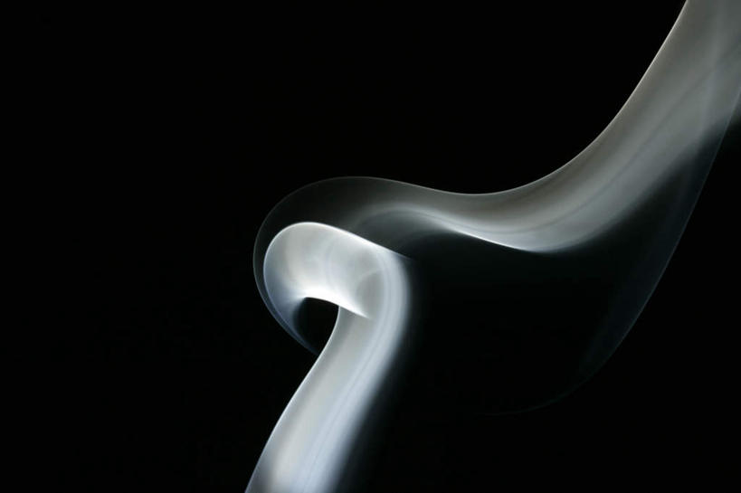 无人,横图,室内,特写,白天,正面,一条,黑色背景,弯曲,飘扬,光线,光泽,烟雾,光芒,飞舞,白色,烟,摄影,影棚,飘逸,杂乱,卫生,光辉,纯真,洁净,光明,毫光,恬静,中间色,朴素,清白,彩图,影棚拍摄,拍摄