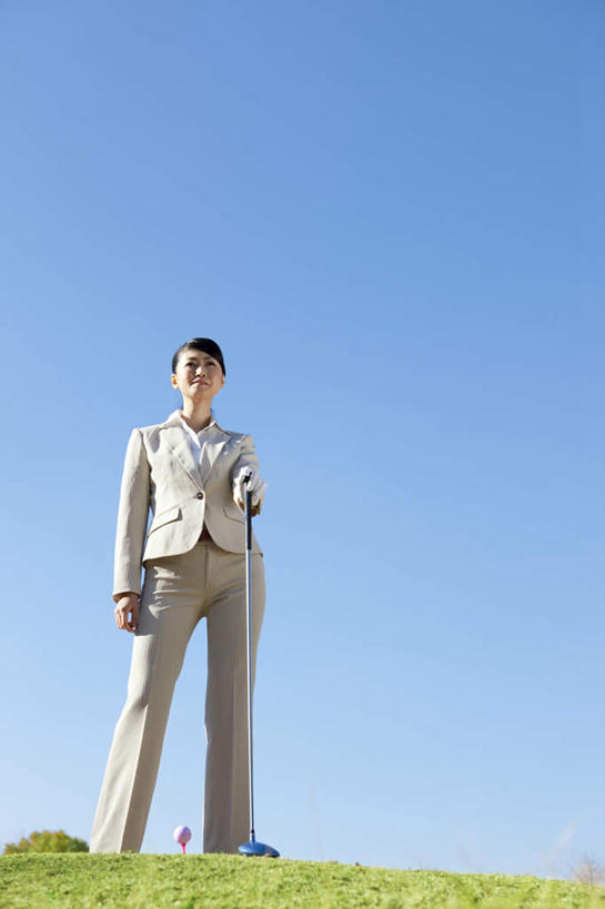 东方人,一个人,商务人士,商务女性,站,竖图,室外,白天,仰视,草地,草坪,植物,金属制品,亚洲,仅一个女性,仅一个人,握,套装,朦胧,模糊,金属,高尔夫,高尔夫球,拿,拿着,注视,黄种人,草,蓝色,绿色,蓝天,天空,天,观察,看,站着,仅一个中年女性,握着,球托,晴朗,观看,察看,高尔夫球杆,关注,商务装,工薪阶层,高尔夫运动,高尔夫球具,万里无云,女人,女性,中年女性,亚洲人,白领,上班族,晴空,晴空万里,站立,彩图,低角度拍摄,全身