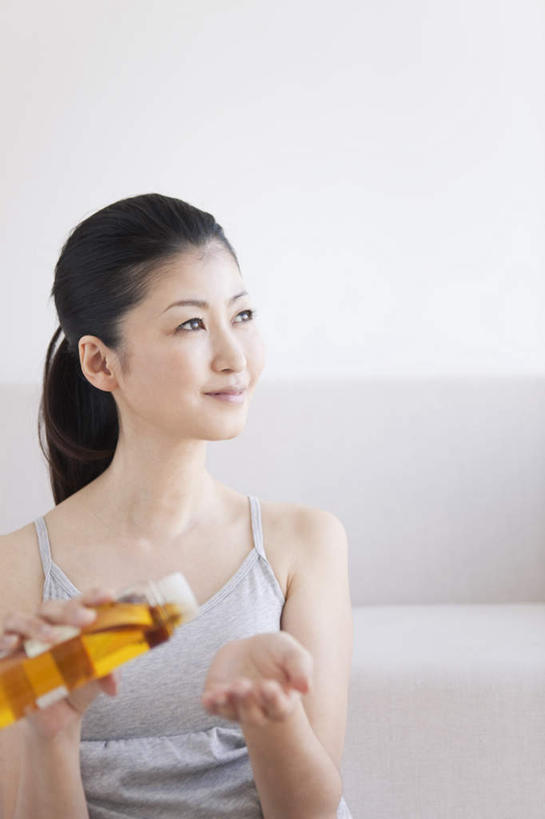 东方人,一个人,坐,举,笑,微笑,竖图,室外,白天,正面,化妆,美容,水,沙发,亚洲,仅一个女性,仅一个人,倒,护肤,握,朦胧,模糊,背心,液体,墙,倾斜,拿,拿着,扭头,注视,黄种人,穿,墙壁,墙面,黄色,白色,黑色,灰色,瓶子,塑料制品,观察,看,托,转头,仅一个中年女性,保养,享受,休闲,辫子,塑料瓶,放松,握着,保健,观看,察看,一瓶,穿着,关注,化妆水,布艺沙发,养颜,女人,女性,中年女性,亚洲人,长发,举起,举手,举着,向上举,向上伸,向上托,坐着,半身,彩图