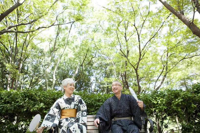 东方人,头发,两个人,家庭,夫妻,坐,笑,微笑,露齿笑,横图,室外,白天,仰视,民族服装,爱情,树林,植物,椅子,亚洲,握,阴影,花纹,和服,光线,扇子,图案,眼镜,影子,木椅,浪漫,清凉,注视,黄种人,凉爽,文化,树,树木,绿色,白色,阳光,自然,观察,看,温暖,温馨,一家人,恩爱,握着,摇,恋人,服饰,生长,成长,观看,和睦,察看,关注,吴服,唐草,唐花,唐锦,老年男性,老年女性,男人,男性,女人,女性,亚洲人,夫妇,情侣,坐着,半身,彩图,低角度拍摄,传统服装,民俗服,伴侣,融洽,传统文化