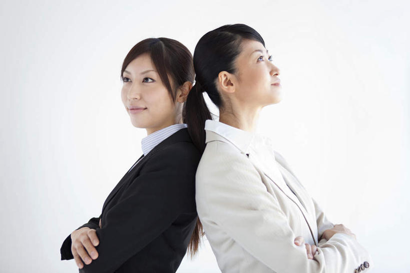 东方人,两个人,同事,商务人士,商务女性,站,双手交叉,横图,室内,白天,白色背景,侧面,安全,成功,合作,团队,集体,信心,亚洲,套装,依靠,注视,黄种人,队伍,观察,看,倚靠,站着,背靠背,背对背,摄影,影棚,观看,察看,领导,双手抱胸,成就,关注,商务装,合伙,领袖,工薪阶层,信任,年轻女性,女人,女性,亚洲人,白领,上班族,抬头,仰头,站立,半身,彩图,影棚拍摄,拍摄