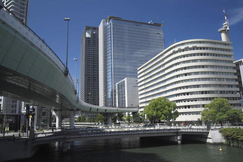 无人,公园,高楼大厦,横图,室外,白天,仰视,度假,河流,美景,树林,水,植物,城市风光,城市,大桥,大厦,建筑,立交桥,路灯,摩天大楼,桥梁,汽车,照明,日本,亚洲,阴影,光线,影子,河水,景观,水流,高架,建筑群,斜拉桥,桥,灯光,娱乐,建设,车,灯,树,树木,蓝色,绿色,蓝天,天空,自然,交通工具,轿车,天,享受,休闲,景色,放松,大阪,生长,成长,照亮,照明设备,载具,东亚,本州,大阪府,本州岛,日本国,近畿地方,近畿,中之岛,县厅,大阪市,中之岛公园,彩图,低角度拍摄,大楼,高层建筑,高楼,摩天楼