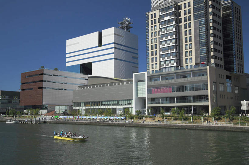 公园,高楼大厦,栏杆,横图,室外,白天,仰视,度假,河流,美景,树林,水,植物,城市风光,城市,大桥,大厦,建筑,立交桥,路灯,摩天大楼,桥梁,船,照明,日本,亚洲,阴影,波纹,飞溅,溅,光线,液体,影子,河水,景观,水滴,水流,高架,建筑群,围栏,斜拉桥,桥,灯光,游艇,许多人,娱乐,建设,护栏,灯,水珠,树,树木,蓝色,绿色,蓝天,水纹,天空,自然,船尾波,交通工具,波浪,天,享受,休闲,景色,放松,大阪,生长,成长,照亮,照明设备,喷洒,载具,东亚,本州,大阪府,本州岛,日本国,近畿地方,近畿,中之岛,县厅,大阪市,中之岛公园,彩图,低角度拍摄,全身,大楼,高层建筑,高楼,摩天楼