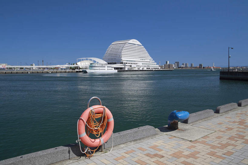 无人,高楼大厦,栏杆,码头,横图,室外,白天,正面,度假,海浪,海洋,美景,城市风光,城市,大厦,港口,建筑,摩天大楼,船,日本,亚洲,一艘,瓷砖,地砖,救生圈,景观,浪花,建筑群,围栏,塔,游艇,地面,娱乐,建设,护栏,红色,蓝色,白色,蓝天,天空,海水,交通工具,天,享受,休闲,景色,放松,载具,海景,东亚,本州,本州岛,日本国,近畿地方,近畿,兵库,兵库县,神户,神户港,神户市,神戸,县厅,神戸市,大海,风浪,海,海水的波动,近岸浪,涌浪,彩图,摆渡口,埠头,大楼,渡口,渡头,港湾,高层建筑,高楼,海港,货运码头,口岸,摩天楼,商港