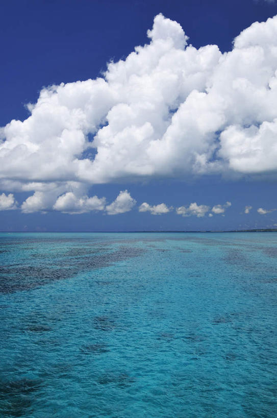 无人,竖图,俯视,室外,白天,旅游,度假,海浪,海洋,美景,日本,亚洲,阴影,光线,影子,景观,浪花,水平线,云,云朵,辽阔,海平线,云彩,娱乐,冲绳,蓝色,绿色,白云,蓝天,天空,自然,海水,天,享受,休闲,广阔,景色,放松,生长,成长,一望无际,冲绳县,自然风光,海景,东亚,琉球群岛,日本国,九州地方,宫古岛,宫古列岛,无边无际,一马平川,大海,风浪,海,海水的波动,近岸浪,涌浪,彩图,高角度拍摄,水天相接,水天一线