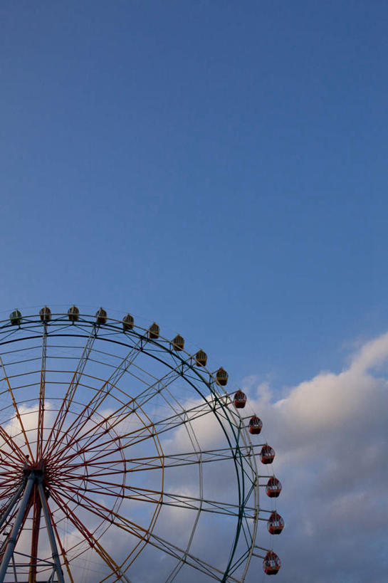 无人,游乐园,竖图,室外,特写,白天,仰视,旅游,度假,美景,游乐场,日本,亚洲,景观,云,云朵,摩天轮,云彩,娱乐,一个,红色,蓝色,绿色,白色,白云,蓝天,天空,自然,天,享受,休闲,景色,放松,晴朗,单个,自然风光,东亚,本州,费里斯大转轮,茨城,茨城县,关东地方,本州岛,日本国,乐园,晴空,彩图,低角度拍摄