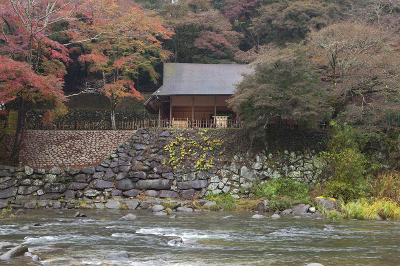 无人,栏杆,横图,室外,白天,正面,旅游,度假,河流,美景,秋季,水,植物,标志建筑,地标,建筑,叶子,爱知县,日本,亚洲,许多,湍急,木制,栅栏,河水,景观,篱笆,水流,建筑群,围栏,枯叶,落叶,娱乐,建设,护栏,树,树木,黄色,红色,绿色,自然,木制品,享受,休闲,景色,放松,流动,生长,成长,自然风光,流淌,东亚,本州,本州岛,日本国,中部地方,爱知,叶,叶片,秋,秋天,彩图