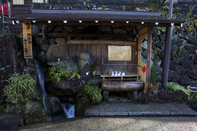 无人,横图,室外,白天,正面,旅游,度假,美景,植物,城市风光,城市,道路,路,日本,亚洲,阴影,节日,装饰,光线,木制,日文,标志,挂牌,盆栽,文字,影子,字符,屋子,景观,小路,盆景,交通,文化,娱乐,标识,黄色,绿色,黑色,阳光,自然,木制品,祈祷,享受,休闲,健康,景色,放松,许愿,宗教,信仰,生长,成长,纪念,华丽,修饰,祈求,点缀,东亚,菩萨,本州,一尊,本州岛,日本国,中部地方,岐阜,岐阜县,日语,衬托,美观,雅致,雅观,地藏王菩萨,地藏,地藏菩萨,地藏王,平安,彩图,房子