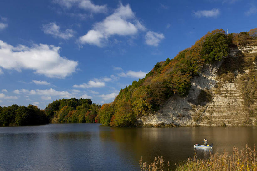 无人,横图,室外,白天,正面,旅游,度假,湖,湖泊,美景,秋季,山,山脉,树林,水,植物,船,叶子,日本,亚洲,一艘,许多,阴影,波纹,光线,影子,湖面,景观,山峰,水流,水面,云,云朵,木船,枯叶,落叶,涟漪,山峦,千叶县,云彩,娱乐,树,树木,黄色,红色,蓝色,绿色,白色,白云,倒影,蓝天,水纹,天空,阳光,自然,交通工具,波浪,湖水,群山,天,享受,休闲,景色,放松,生长,晴朗,成长,舟,自然风光,载具,脚踏船,东亚,本州,关东地方,本州岛,日本国,水晕,千叶,叶,叶片,晴空,秋,秋天,彩图