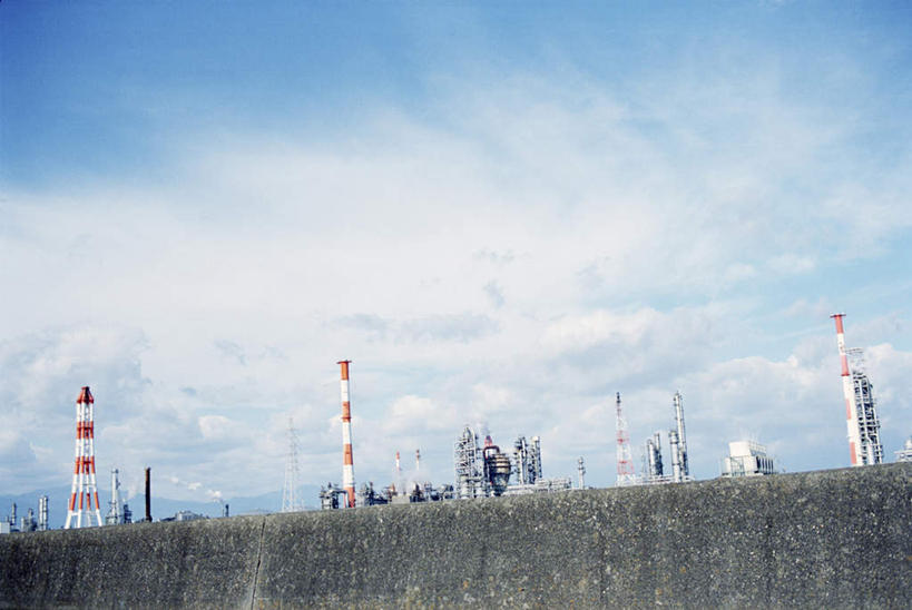 无人,工厂,横图,室外,白天,仰视,烟囱,道路,日本,亚洲,许多,阴影,光线,信息,影子,云,云朵,灯塔,交通,云彩,方向,蓝色,白云,蓝天,天空,阳光,天,烟,晴朗,引导,指引,水泥墙,东亚,本州,三重县,本州岛,日本国,近畿地方,近畿,航标,三重,晴空,彩图,低角度拍摄,工地,制造厂,导航