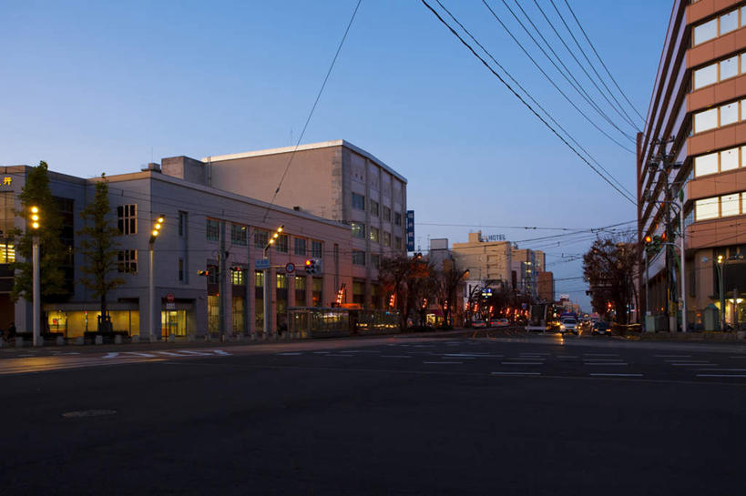 高楼大厦,横图,室外,白天,正面,度假,办公楼,美景,城市风光,城市,大厦,道路,建筑,路,摩天大楼,写字楼,公路,汽车,日本,亚洲,许多,日文,标志,文字,字符,景观,交通,娱乐,标识,车,蓝色,蓝天,天空,楼宇,交通工具,轿车,天,享受,休闲,商务楼,景色,放松,晴朗,载具,高压电线,东亚,本州,万里无云,本州岛,日本国,中部地方,福井,福井县,日语,晴空,晴空万里,马路,彩图,傍晚,大楼,高层建筑,高楼,摩天楼