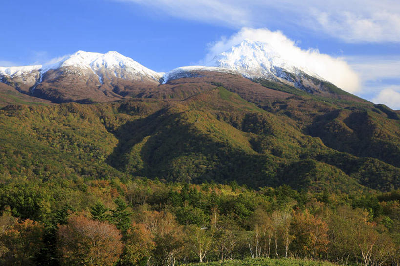 无人,横图,室外,白天,正面,旅游,度假,石头,美景,山,山脉,树林,雪山,植物,北海道,日本,亚洲,阴影,光线,石子,影子,景观,山顶,山峰,云,云朵,山峦,云彩,娱乐,树,树木,蓝色,绿色,白云,蓝天,天空,阳光,自然,群山,天,享受,休闲,景色,放松,生长,晴朗,成长,自然风光,东亚,沉积岩,日本国,北海道地方,北海道岛,颠峰,极峰,罗臼岳,水成岩,石块,岩石,晴空,彩图